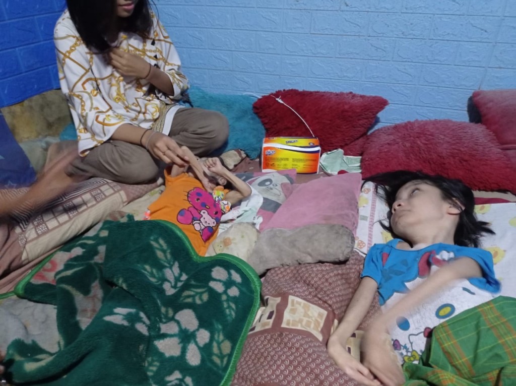 Warga Kurang Mampu Kerja Serabutan dan Mempunyai Dua Anak Disabilitas